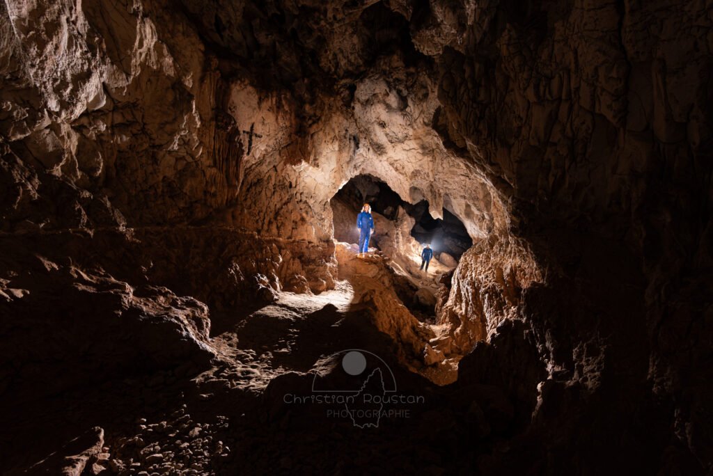 On remarque une croix sur la gauche, certainement tracée par les ouvriers. (Grotte de Louoï, Ardèche)