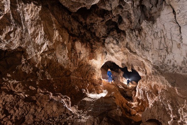 On remarque une croix sur la gauche, certainement tracée par les ouvriers. (Grotte de Louï, Ardèche)