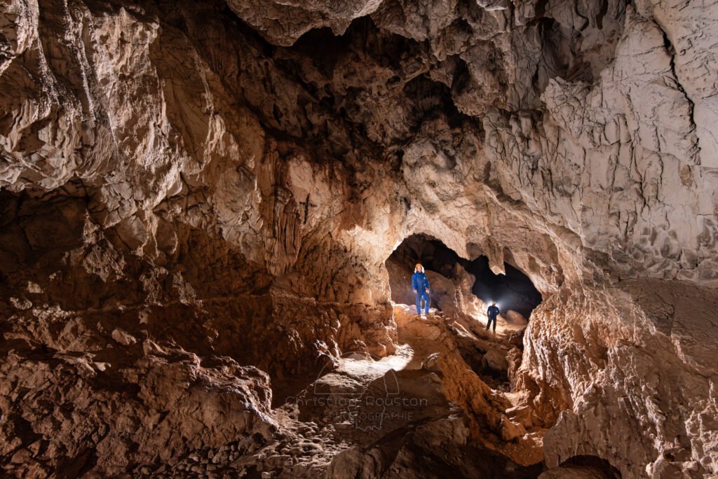 On remarque une croix sur la gauche, certainement tracée par les ouvriers. (Grotte de Louï, Ardèche)