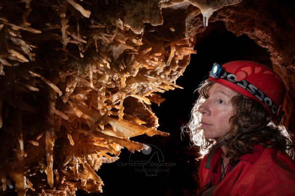 Les méga excentrique avec spéléo qui regarde (Spéléothème, Grotte de l'interrogation, Gard)