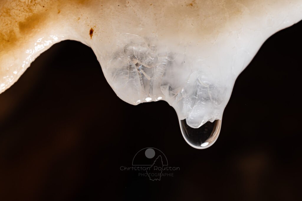 Succession de courbes, de la paroi à la goutte (Spéléothème, Grotte de l'interrogation, Gard)