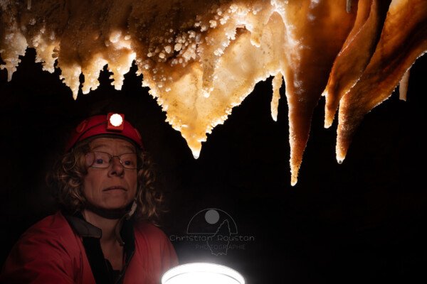 La concentration de l'éclairagiste en chef. (Spéléothème, Grotte de l'interrogation, Gard)
