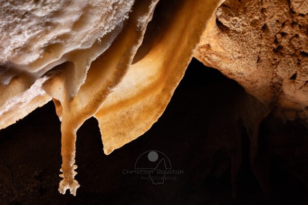 Une draperie pas comme les autres (Spéléothème, Grotte de l'interrogation, Gard)