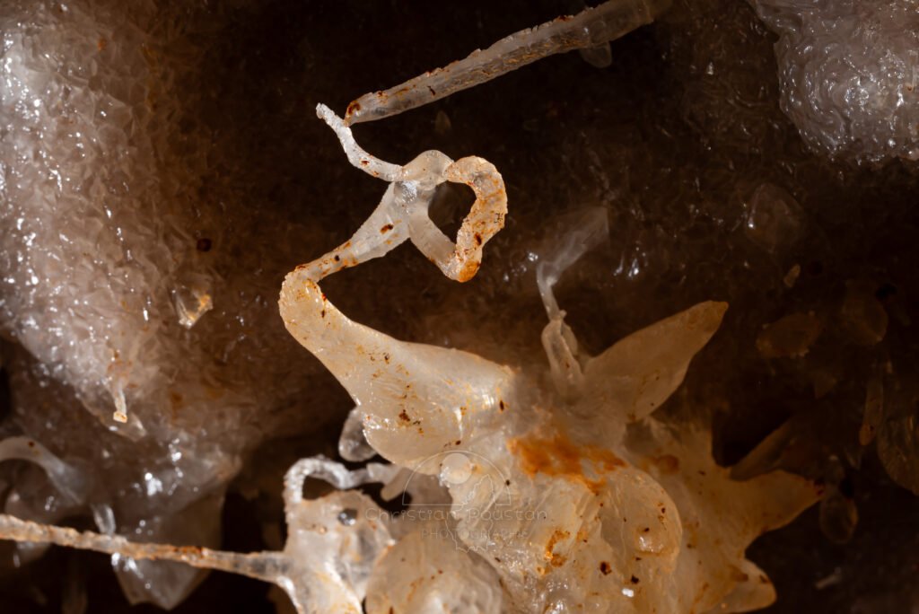 Pour une fois la flèche a loupé le cœur. (Spéléothème, Grotte de l'interrogation, Gard)