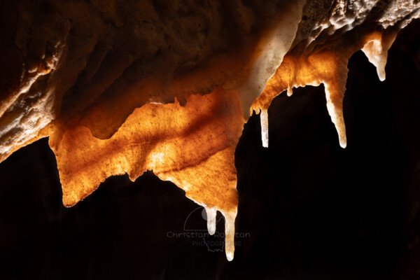 Étrange draperie (Spéléothème, Grotte de l'interrogation, Gard)