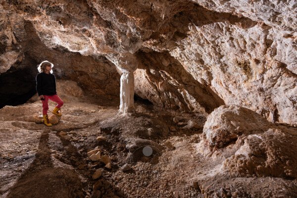 Suite au vandalisme, le sol est couvert de cristaux cassés. (hydrothermale, Grotte des Maquisards, Ardèche)