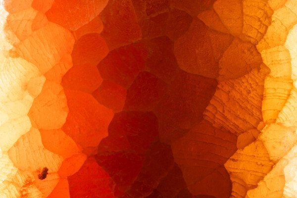 Éclairage par transparence des cristaux (hydrothermale, Grotte des Maquisards, Ardèche)