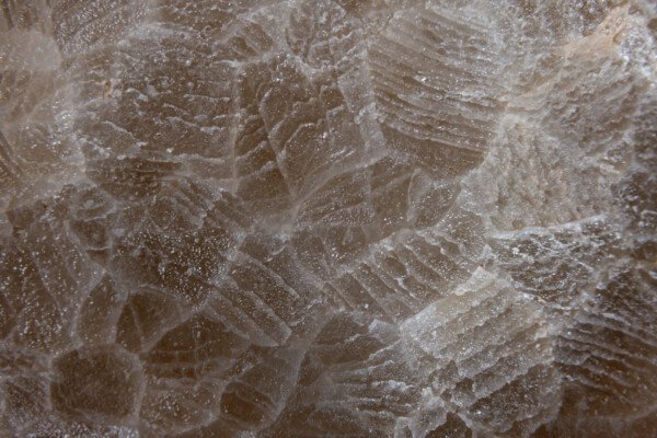 Éclairage naturel des cristaux (hydrothermale, Grotte des Maquisards, Ardèche)