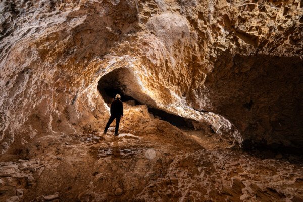 Le couloir d'entrée avec spéléo (hydrothermale, Grotte des Maquisards, Ardèche)