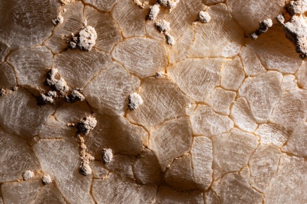 Éclairage naturel des cristaux (hydrothermale, Grotte des Maquisards, Ardèche)