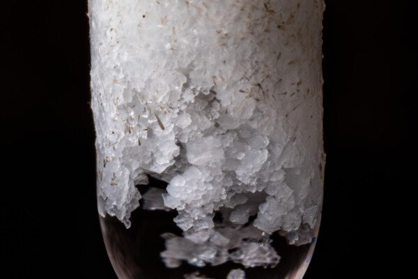 Suspension de calcite à l'intérieur de la goutte (hydrothermale, Grotte des Maquisards, Ardèche)