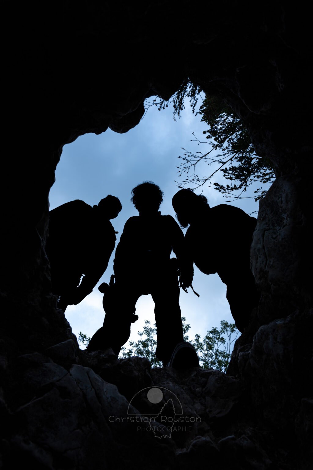 L'ouverture dans la dalle de calcaire (Aven Grotte Nouvelle, Ardèche)