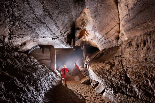 Virage à 180° dans la galerie (Réseau de la Cocalière, Résurgence de la Cotepatière, Aven de la Courcalhère, Ardèche)