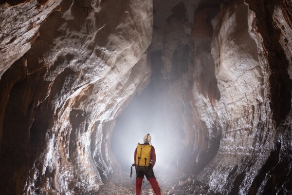 Un spéléo dans la grande galerie verticale entre l'aven et la résurgence. (Réseau de la Cocalière, Résurgence de la Cotepatière, Aven de la Courcalhère, Ardèche)
