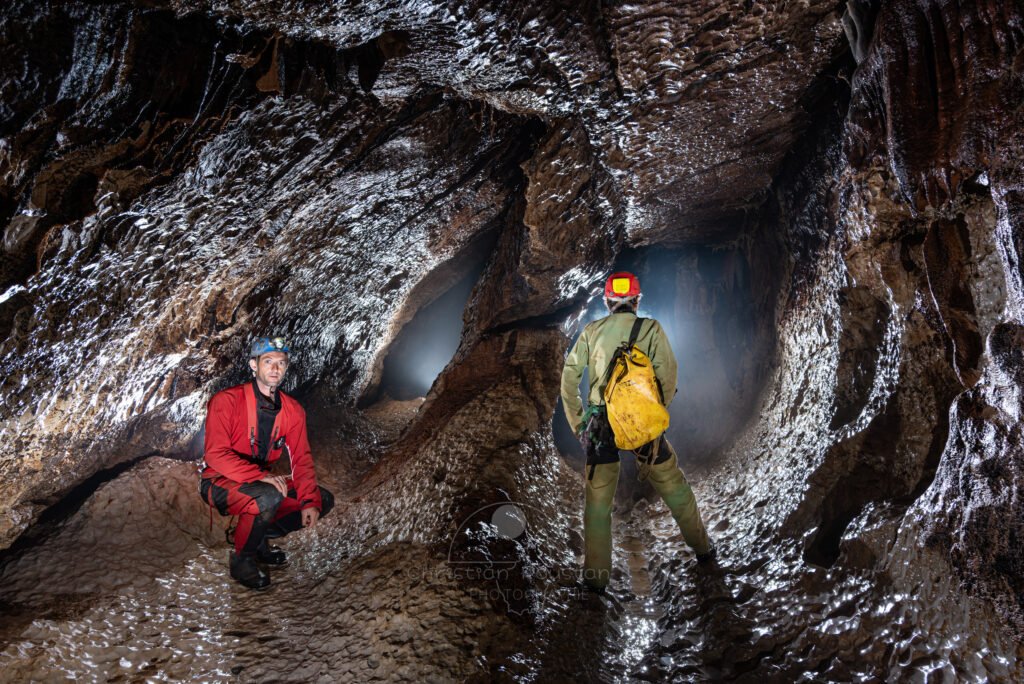 Deux spéléo dans la double galerie (Évent de Peyrejal, Ardèche)