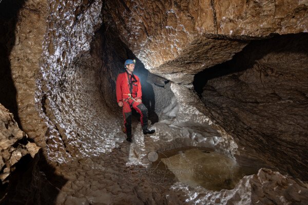Galerie avec des coups de gouges (ou cupules) dus à l'action des eaux courantes sur les parois (Évent de Peyrejal, Ardèche)