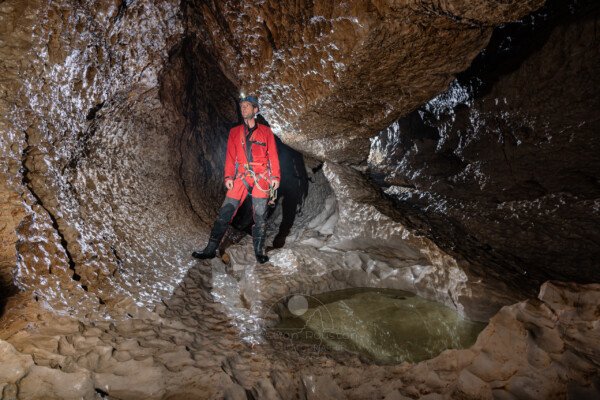 Galerie avec des coups de gouges (ou cupules) dus à l'action des eaux courantes sur les parois (Évent de Peyrejal, Ardèche)