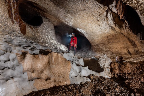 Un profil de galerie à 45°. Du sable et des galets au premier plan (Évent de Peyrejal, Ardèche)