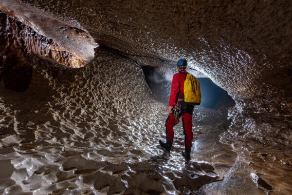 Galerie en conduite forcée avec coups de gouge au sol st sur les parois. (Évent de Peyrejal, Ardèche)
