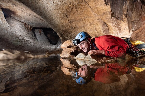 Reflet déformé par le mouvement de l'eau. (Évent de Peyrejal, Ardèche)