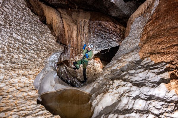 Petit passage en main courante (Évent de Peyrejal, Ardèche)