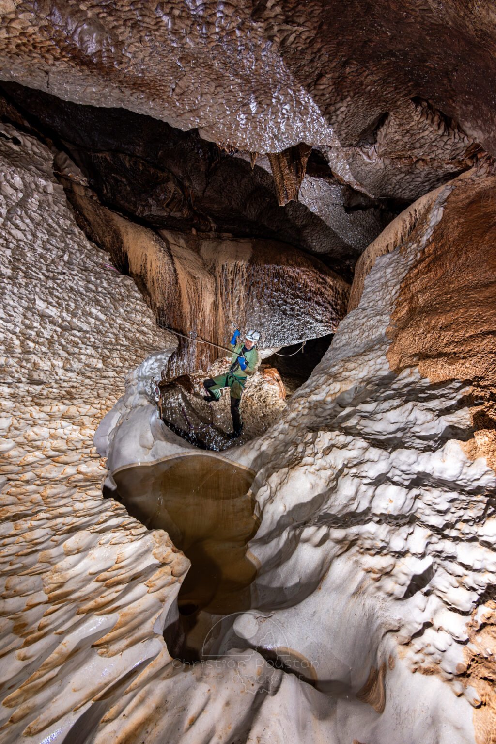 Petit passage en main courante (Évent de Peyrejal, Ardèche)