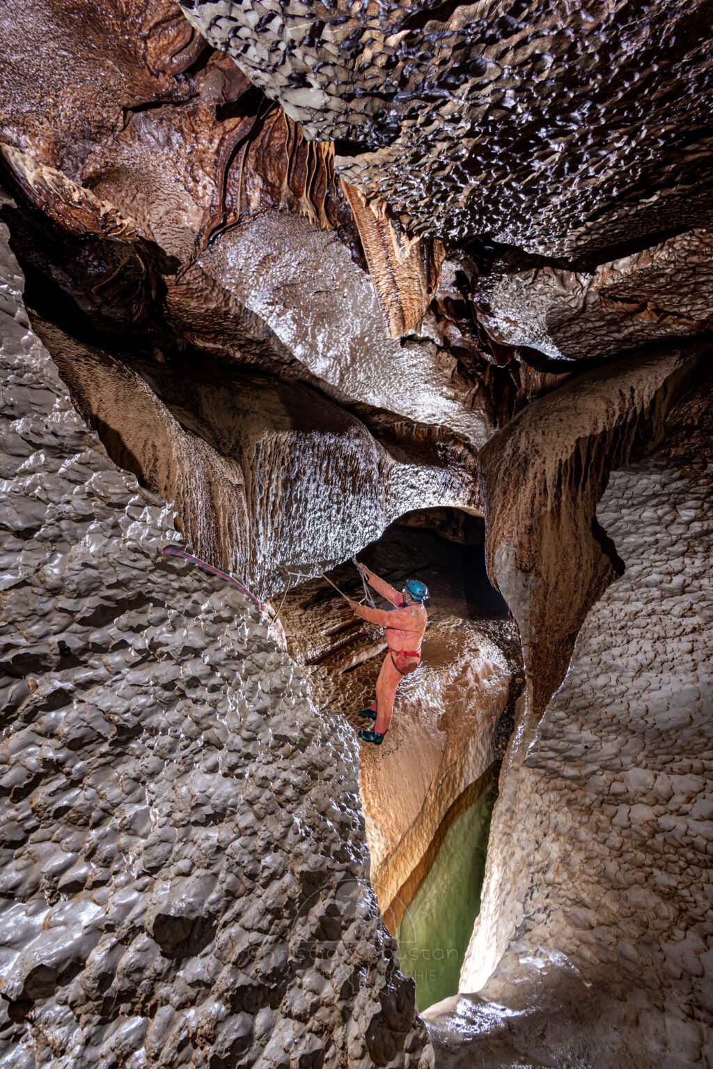 Petit passage en main courante pour éviter une vasque profonde (Évent de Peyrejal, Ardèche)
