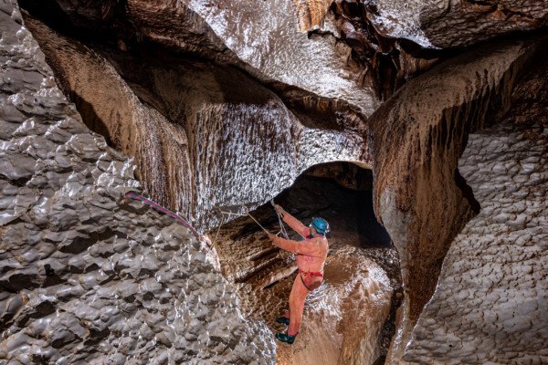 Petit passage en main courante pour éviter une vasque profonde (Évent de Peyrejal, Ardèche)