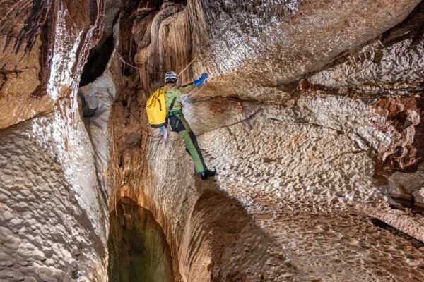 Pour continuer, un bout de corde est nécessaire. (Évent de Peyrejal, Ardèche)