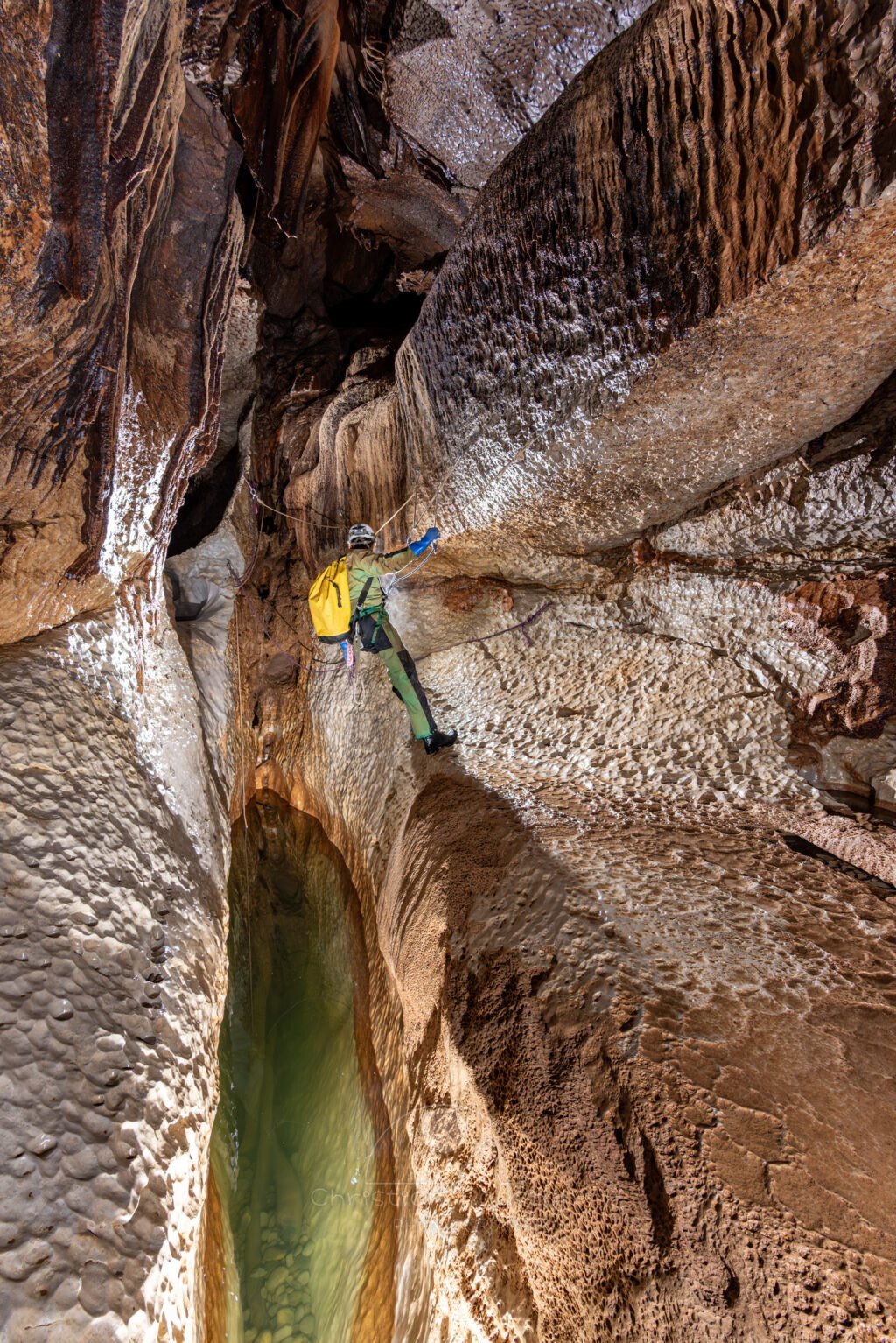 Pour continuer, un bout de corde est nécessaire. (Évent de Peyrejal, Ardèche)
