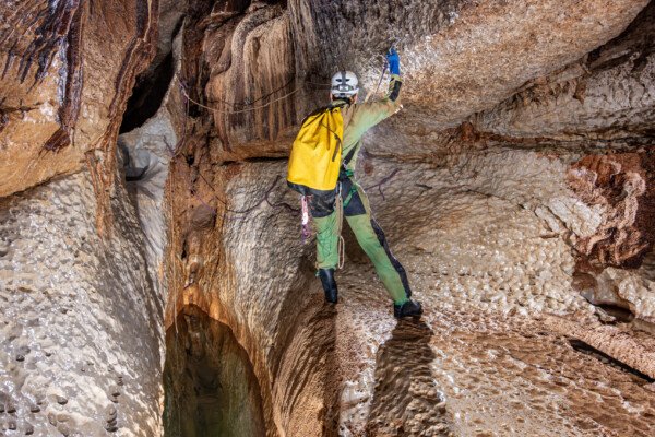 Pour continuer, un bout de corde est nécessaire. (Évent de Peyrejal, Ardèche)