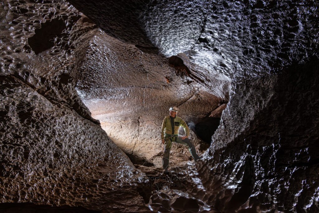 Virage dans la galerie (Évent de Peyrejal, Ardèche)
