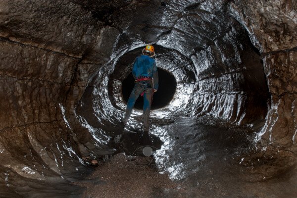 La galerie en forme de tube de Peyrejal (Évent de Peyrejal, Ardèche)