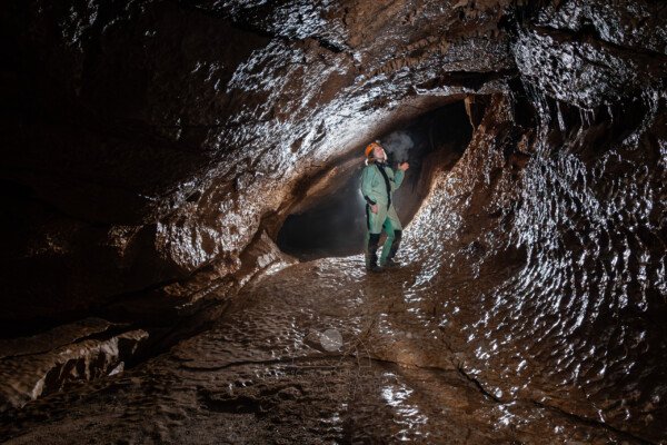 Galerie avec des coups de gouges (ou cupules) dus à l'action des eaux courantes sur les parois (Évent de Peyrejal, Ardèche)