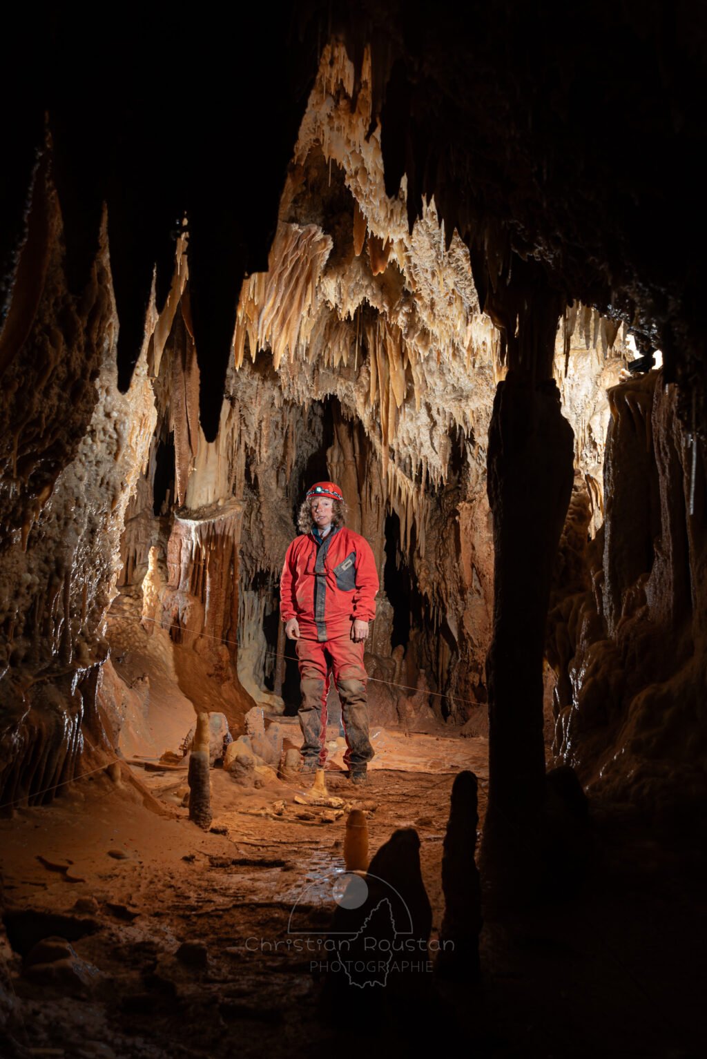 Galerie concrétionnée avec spéléo (Grotte de la Barbette, Réseau Estevan, Gard)