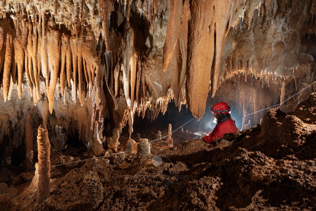 Cheminement entre les concrétions (Grotte de la Barbette, Réseau Estevan, Gard)