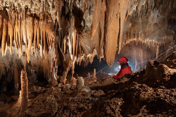 Cheminement entre les concrétions (Grotte de la Barbette, Réseau Estevan, Gard)
