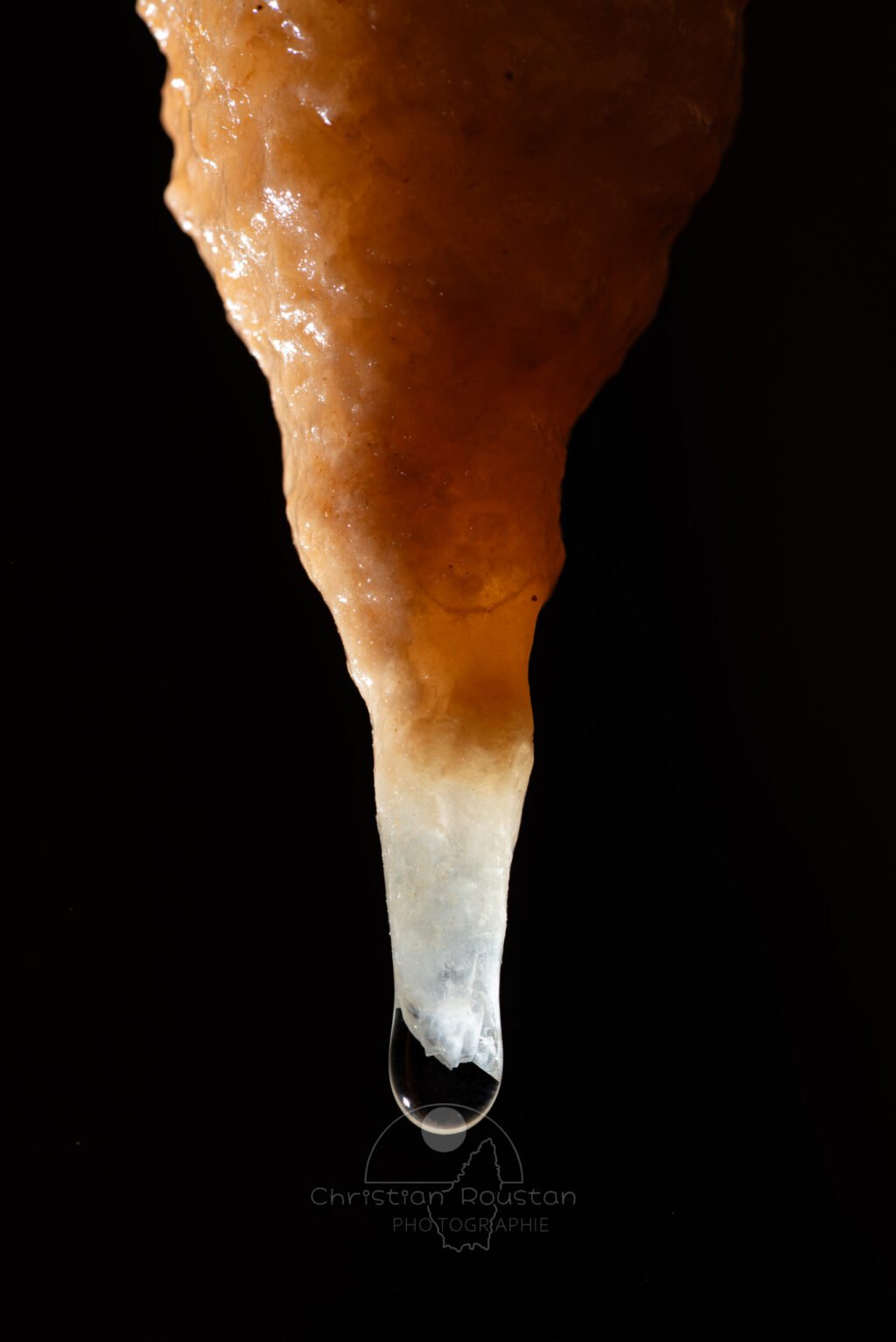 Stalactite bicolore en forme d'entonnoir (Grotte de la Barbette, Réseau Estevan, Gard)