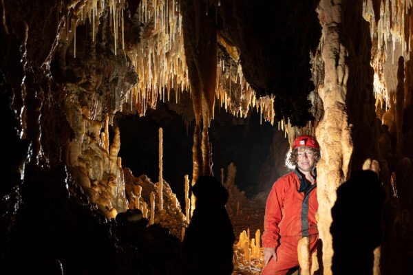 Passage entre les concrétions qui donne dans la salle des cierges (Grotte de la Barbette, Réseau Estevan, Gard)