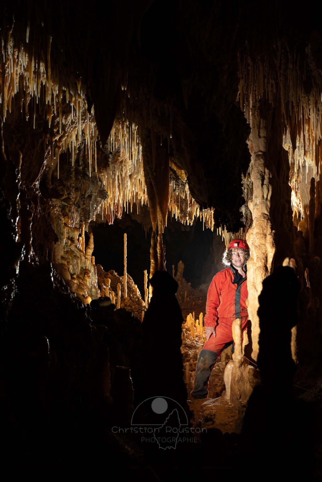 Passage entre les concrétions qui donne dans la salle des cierges (Grotte de la Barbette, Réseau Estevan, Gard)