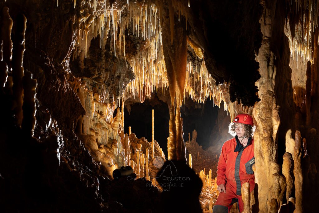 Passage entre les concrétions qui donne dans la salle des cierges ( Grotte de la Barbette, Réseau Estevan, Gard)