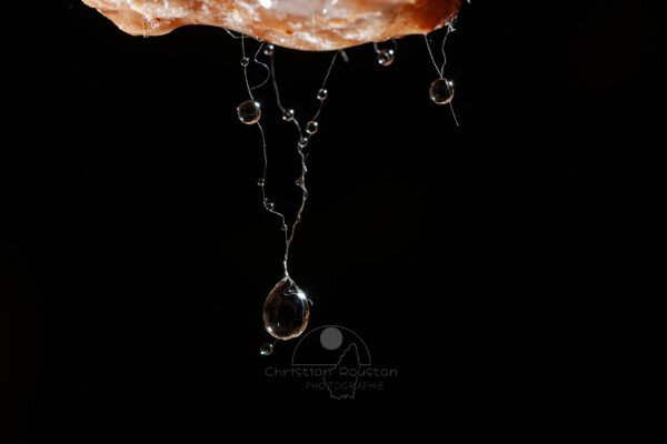 Des gouttes d'eau suspendues sur un fil (Grotte de la Barbette, Réseau Estevan, Gard)