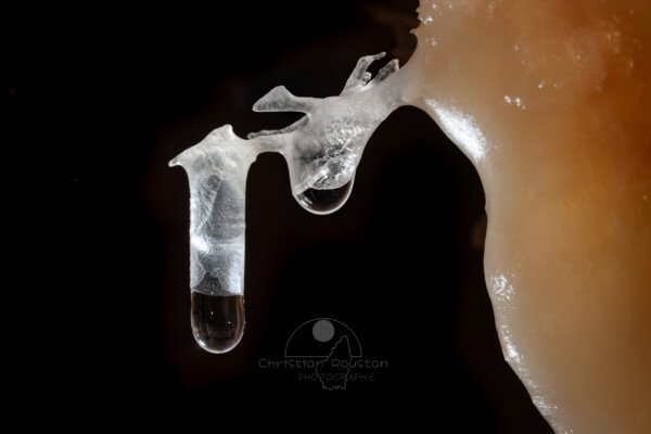 Une fine fistuleuse à l’extrémité d'une excentrique (Grotte de la Barbette, Réseau Estevan, Gard)