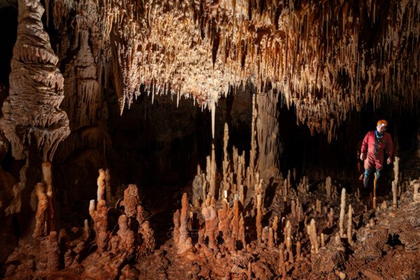 Un spéléo dans la salle des cierges (Grotte de la Barbette, Réseau Estevan, Gard)