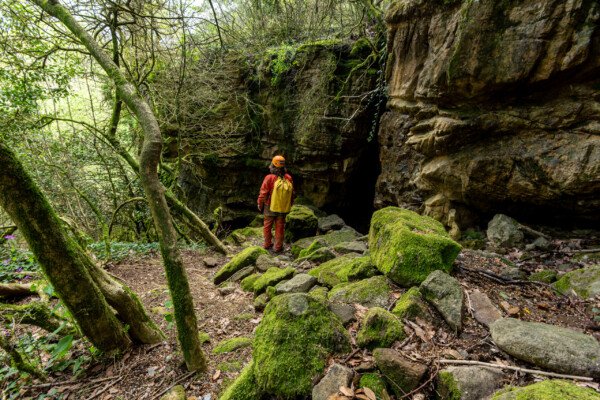 Vue de l’extérieur de l'entrée de la grotte (Grotte de Pézenas, Ardèche)