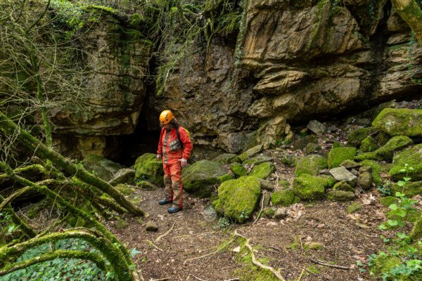 Vue de l’extérieur de l'entrée de la grotte (Grotte de Pézenas, Ardèche)