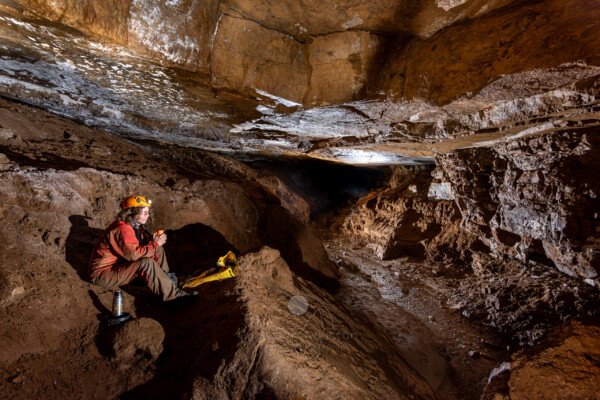 Dans cette partie de la galerie les volumes sont impressionnants (Grotte de Pézenas, Ardèche)