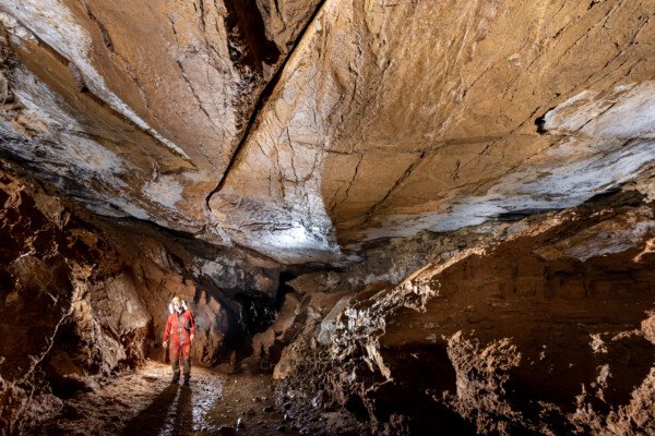 Galerie avec un plafond lisse, avec juste une fissure (Grotte de Pézenas, Ardèche)