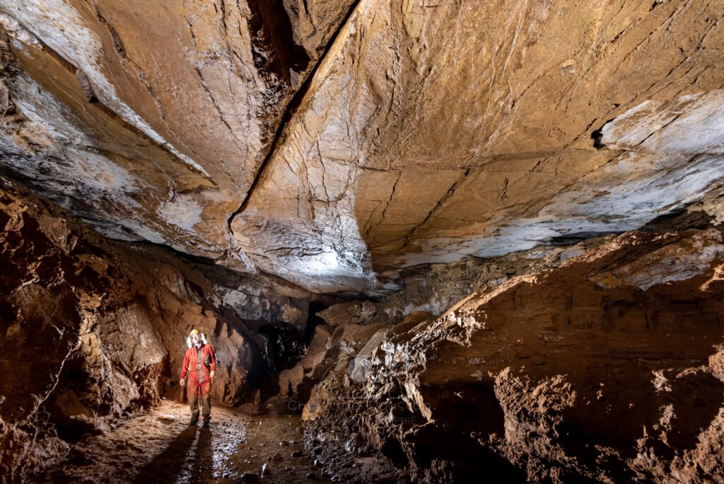 Galerie avec un plafond lisse, avec juste une fissure (Grotte de Pézenas, Ardèche)