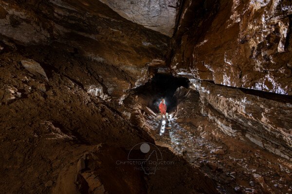 Creusement dans les strates (Grotte de Pézenas, Ardèche)